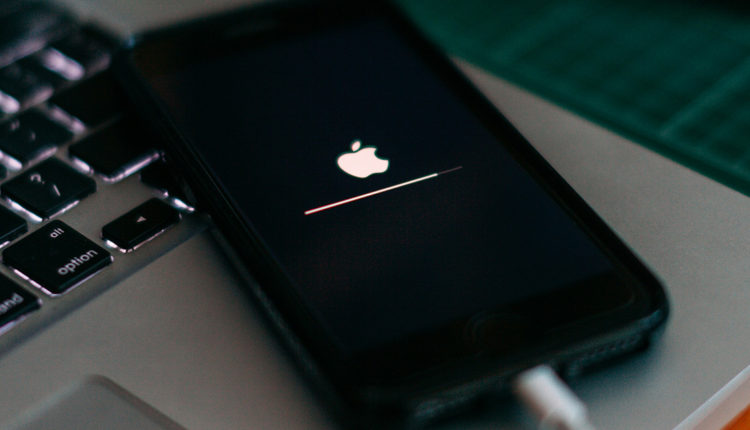 الايفون معلق على شعار ابل