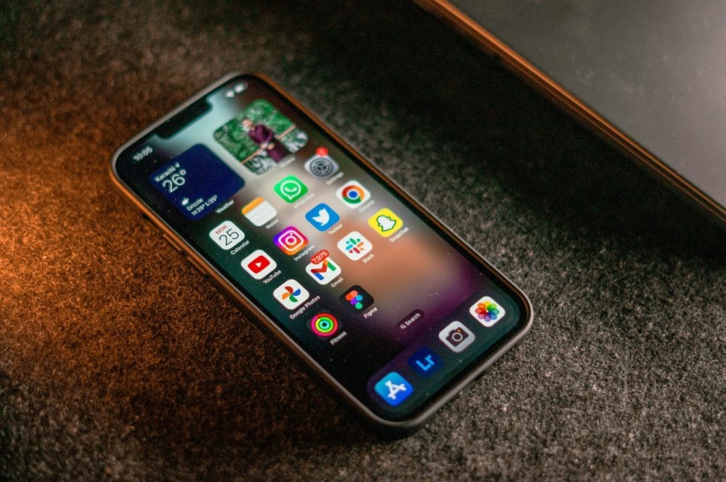 هل يستحق الآيفون فارق السعر بينه وبين أجهزة الأندرويد ؟