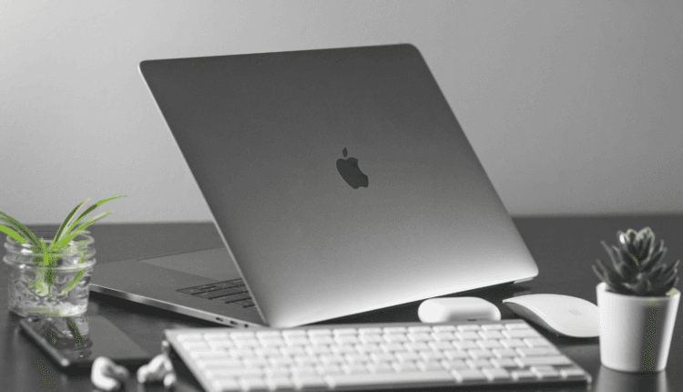 توصية أبل: كيفية تنظيف شاشة الماك بوك بطريقة صحيحة