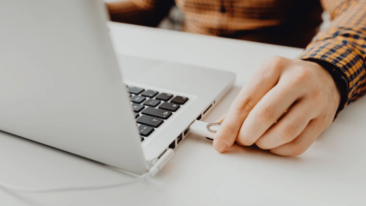 فلاشة موصولة بجهاز الكمبيوتر