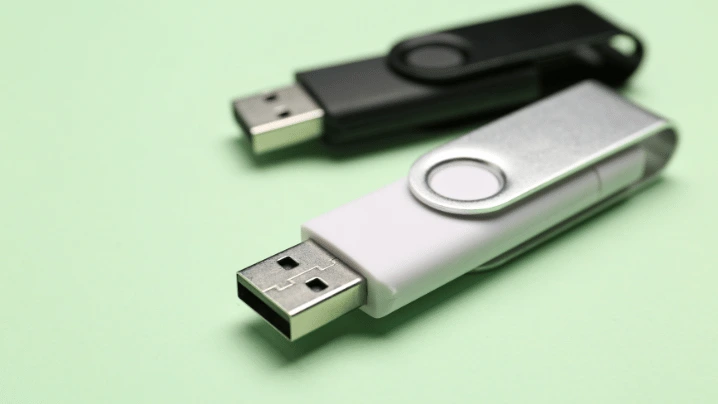 محرك اقراص USB (فلاشة)