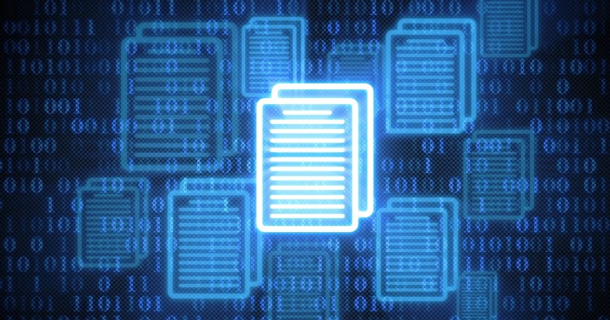 رمز مضيء يمثل ملفات رقمية على خلفية من شيفرات ثنائية.