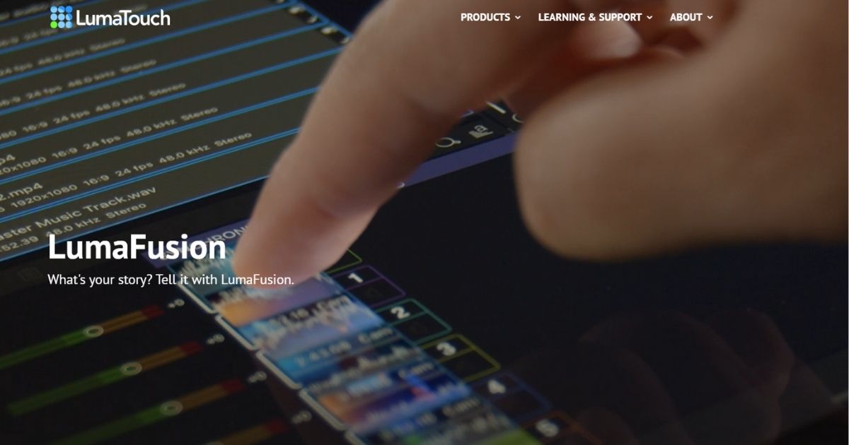 صورة توضح استخدام تطبيق LumaFusion مع إصبع يضغط على الشاشة.