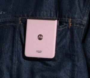Motorola Razr 2025 PANTONE Parfait Pink