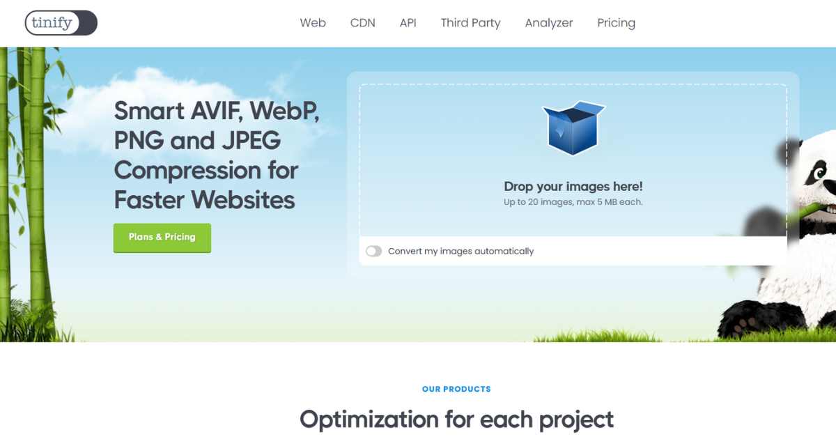 لقطة شاشة للصفحة الرئيسية لأداة TinyPNG، حيث تظهر أيقونة باندا الشهيرة، مع عبارة "Smart AVIF, WebP, PNG and JPEG Compression for Faster Websites".